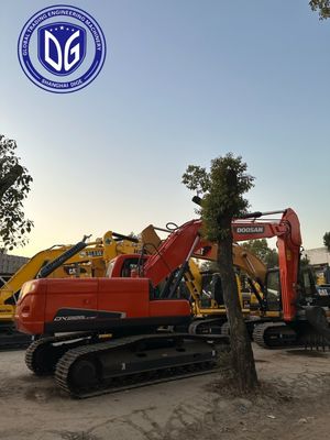Excavateur à rampe Doosan DX225 22,5 tonnes presque neuf avec une grande fiabilité