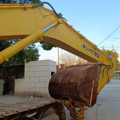 Des performances inégalées avec la pelle PC 400 de Komatsu et la durabilité