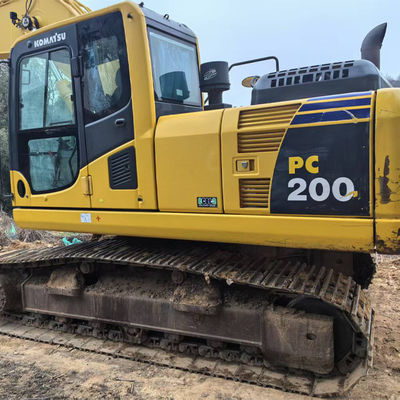 Découvrez les performances supérieures de la pelle PC200 de Komatsu avec forme de conduite hydraulique