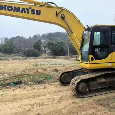 Découvrez les performances supérieures de la pelle PC200 de Komatsu avec forme de conduite hydraulique
